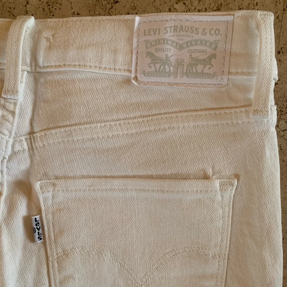 Levi's Women's Skinny Jeans in Cream - Picture 9 of 10